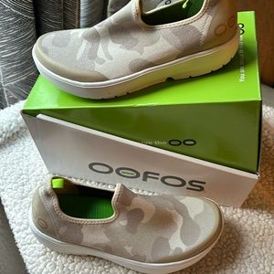 Oofos oomg eezee low woman’s recovery shoe tan camo size 6.5.  NEW